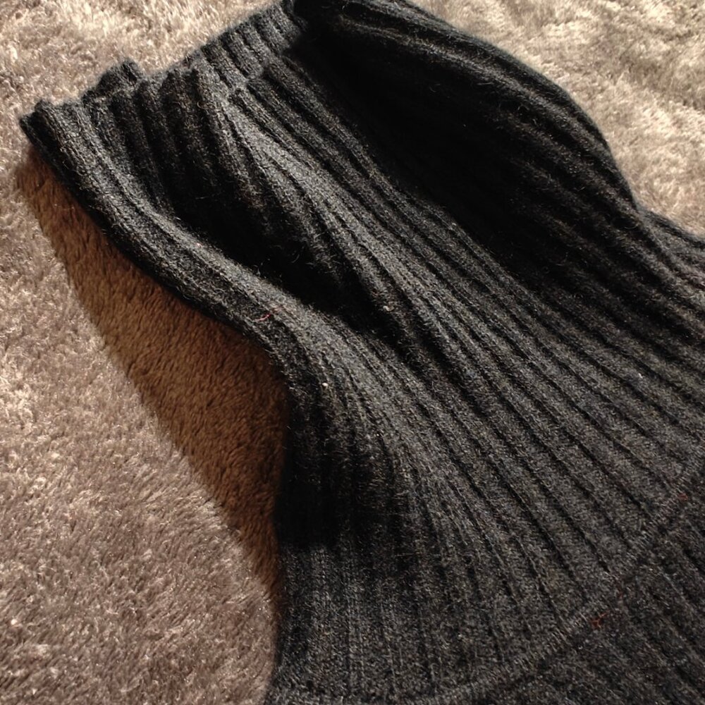 100 percent cashmere Valerie Stevens black ribbed turtleneck L - Picture 3 of 4